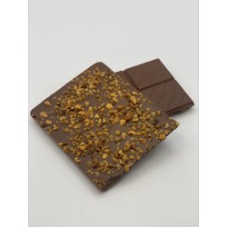 Plaque de chocolat au lait aux éclats de noisettes caramélisées