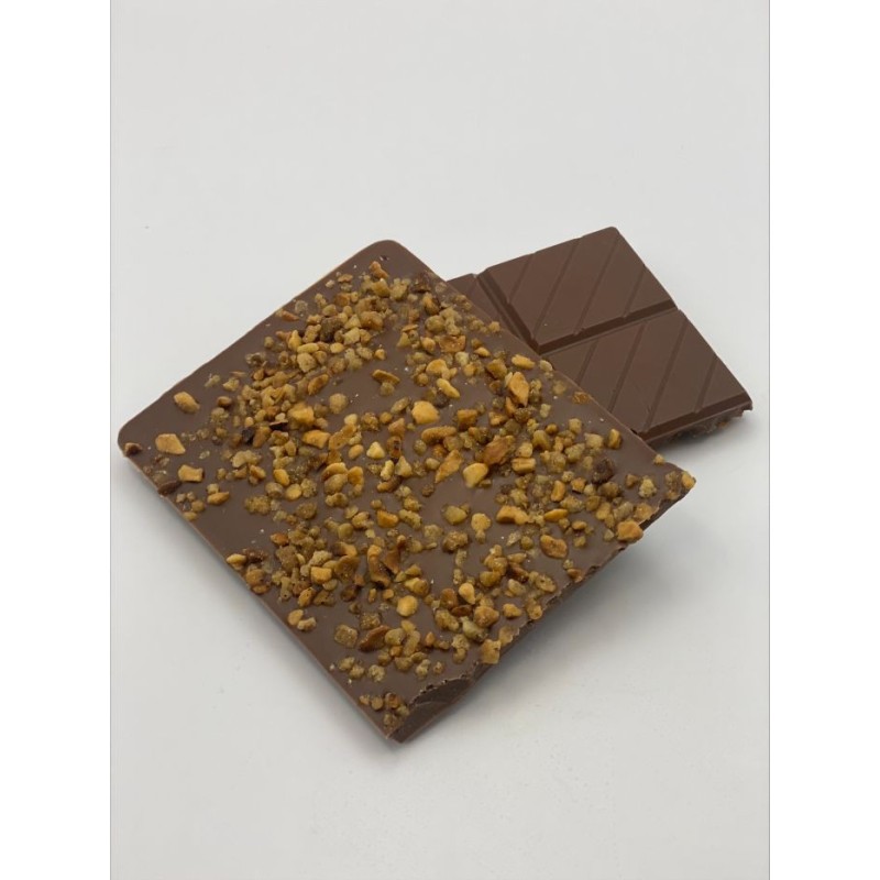 Plaque de chocolat au lait aux éclats de noisettes caramélisées