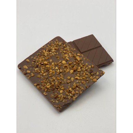 Plaque de chocolat au lait aux éclats de noisettes caramélisées