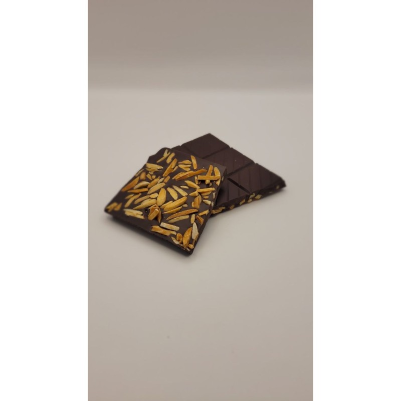 Plaque de chocolat noir aux éclats d'amandes caramélisées