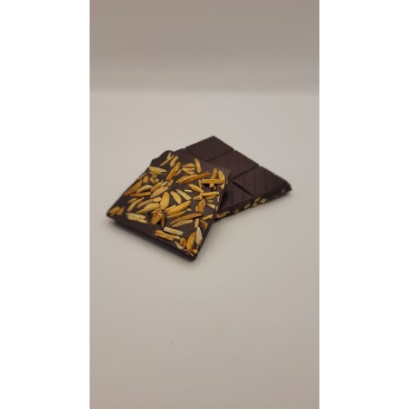 Plaque de chocolat noir aux éclats d'amandes caramélisées