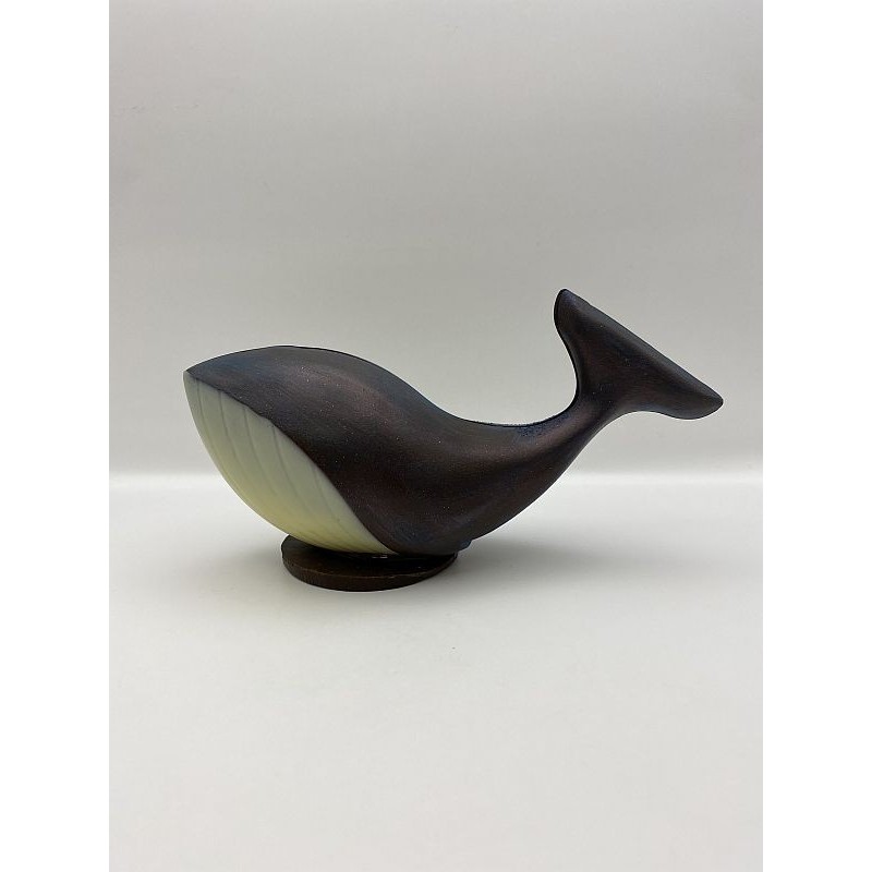 Baleine en chocolat noir garnie de friture